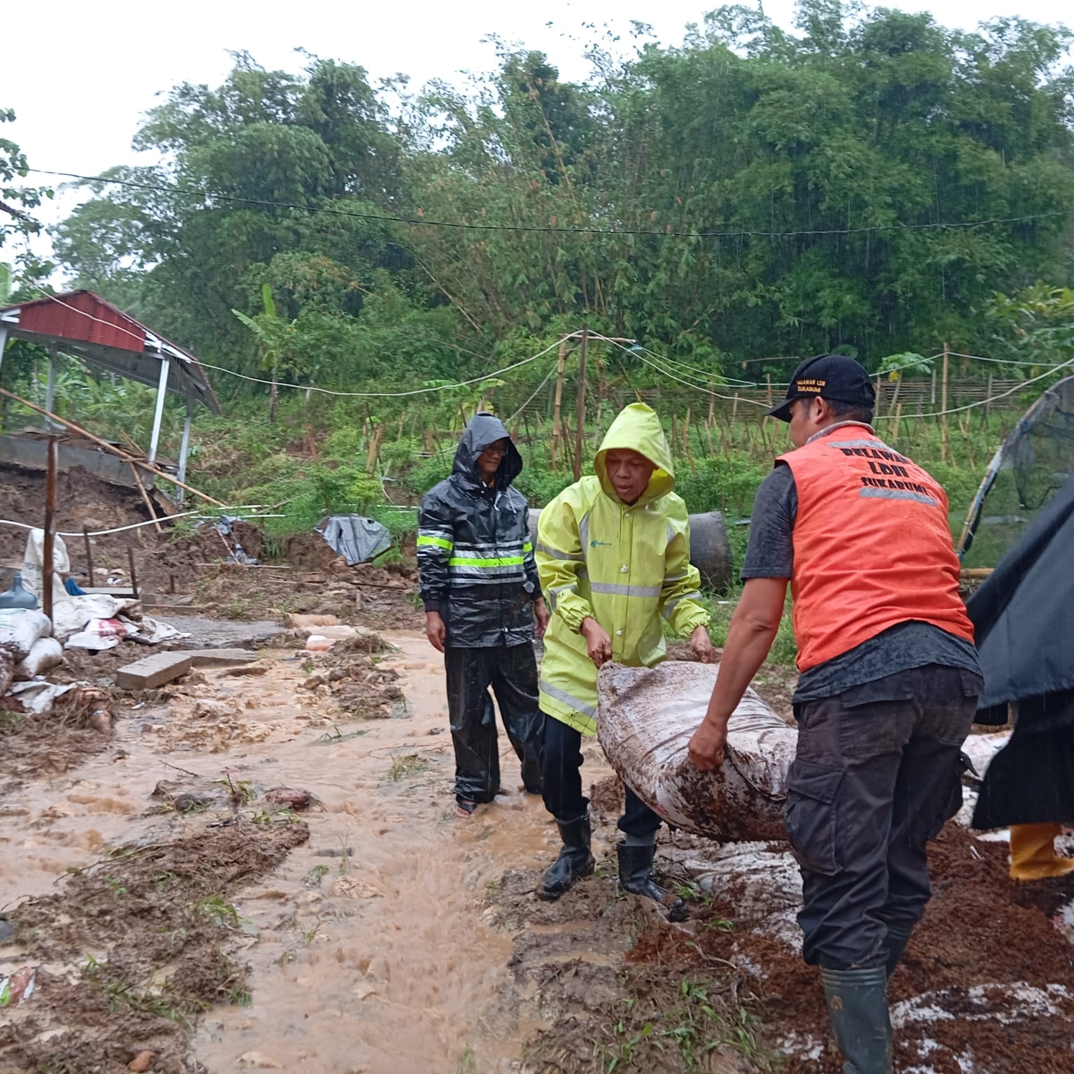 Relawan LDII dan Senkom Sigap Bangun Tanggul Darurat Cegah Banjir Susulan di Sukabumi