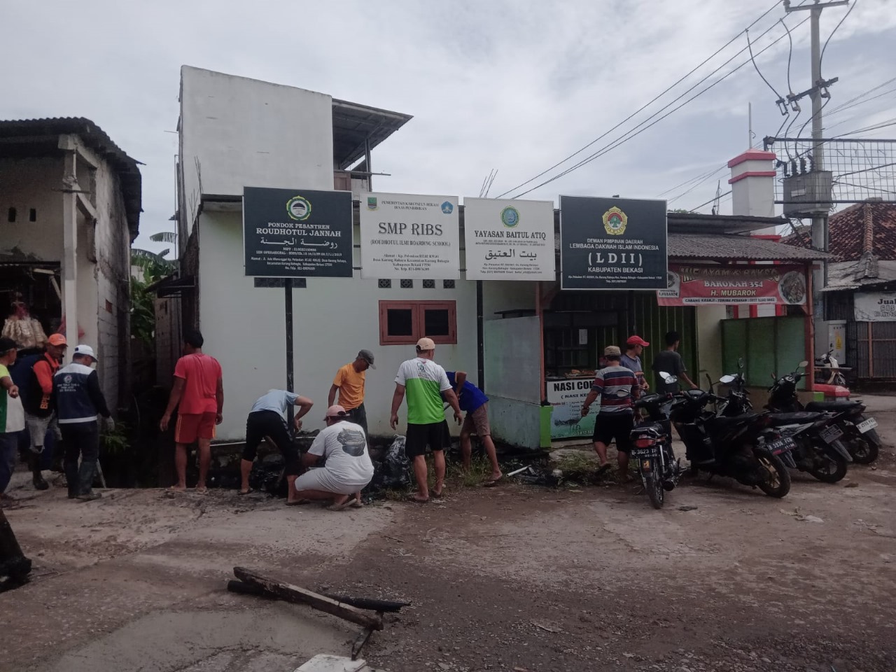 LDII Bekasi Perbaiki Jalan dan Saluran Air Demi Lingkungan Bersih