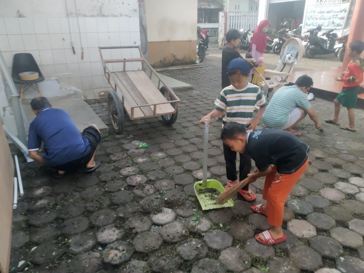 LDII Gelar Bakti Sosial, Warga Bersinergi Bersihkan Masjid Jelang Ramadhan