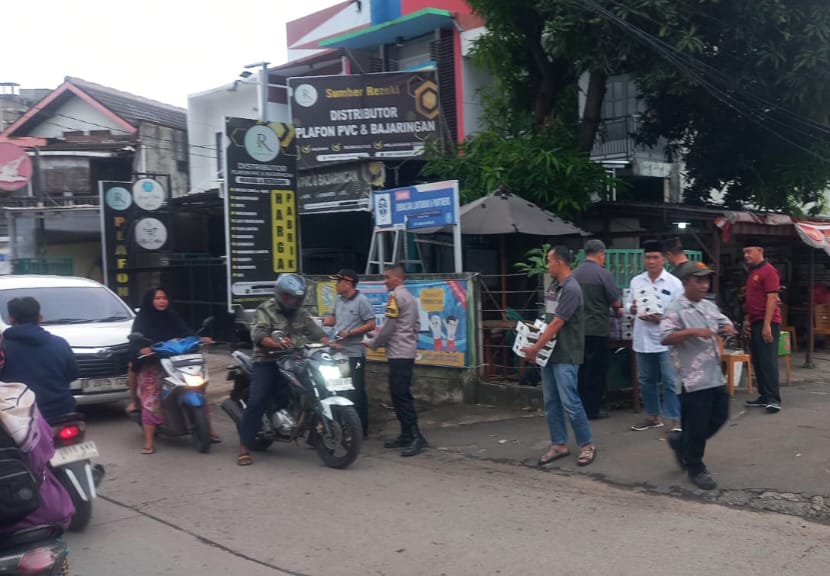 LDII Bintara Jaya dan Polsek Bekasi Barat Bagikan Takjil ke Warga