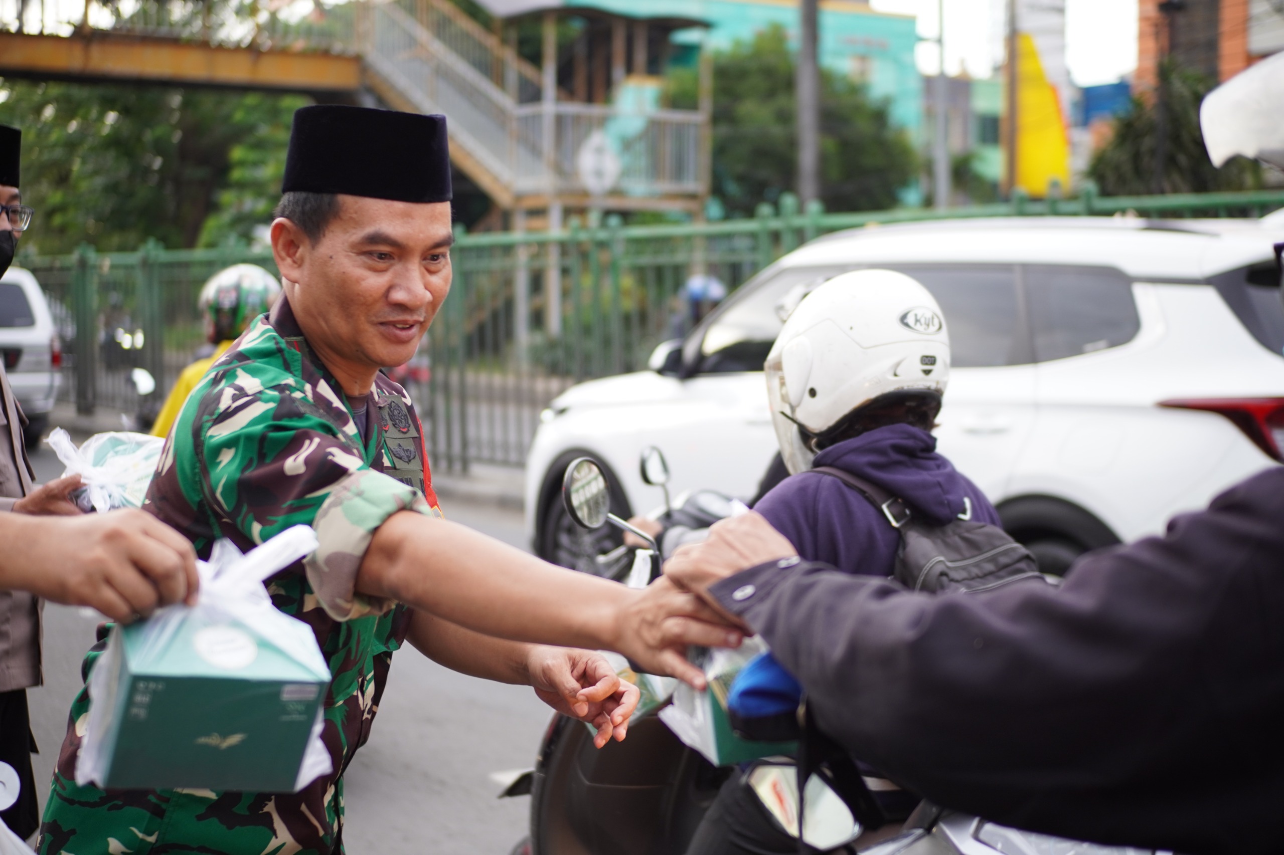 LDII Kota Bekasi Bagikan Ribuan Takjil, TNI dan Warga Apresiasi