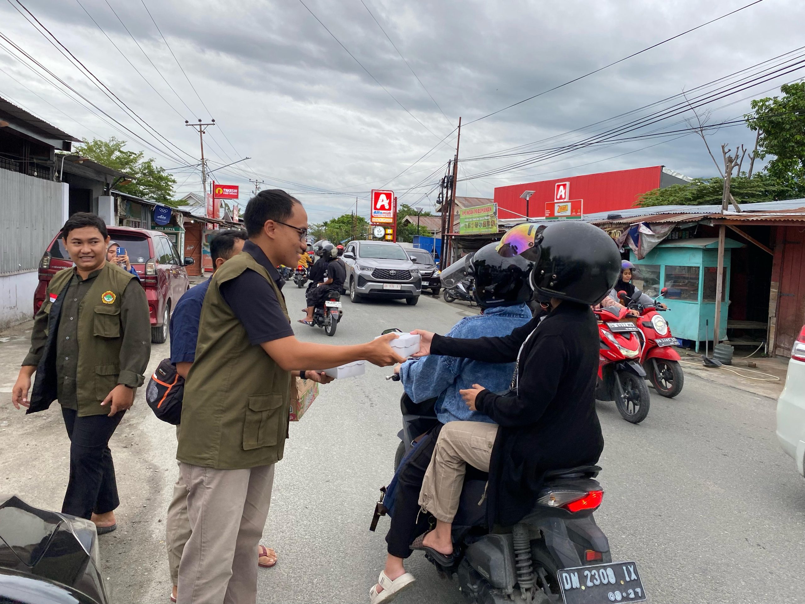 LDII Sulteng Bagikan Takjil Ramadan, Pererat Silaturahmi dengan Masyarakat