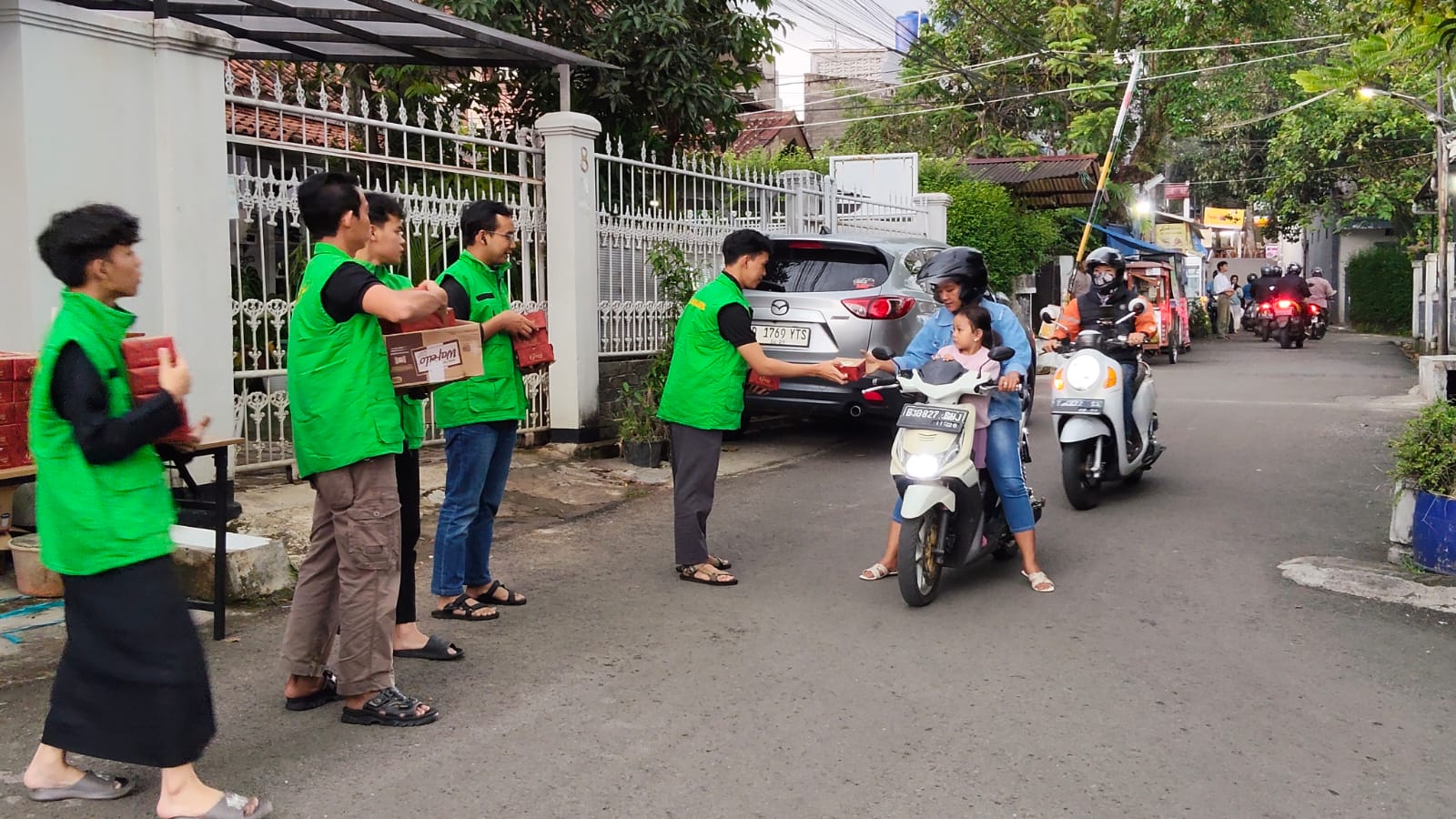 LDII Bandung Berbagi Takjil Ramadan, Perkuat Kepedulian dan Kebersamaan Warga