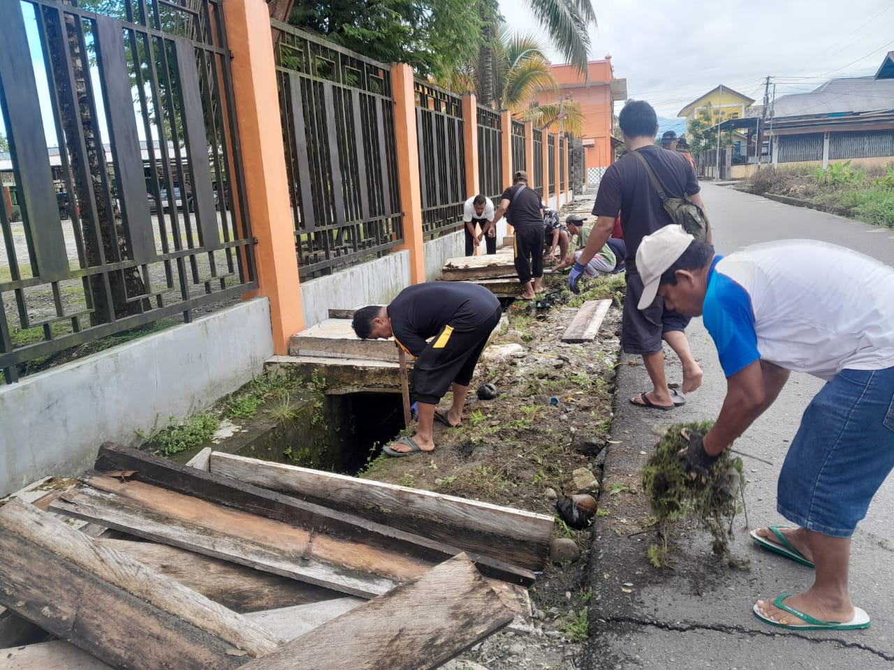 LDII Wania Gotong Royong Bersihakan Lingkungan