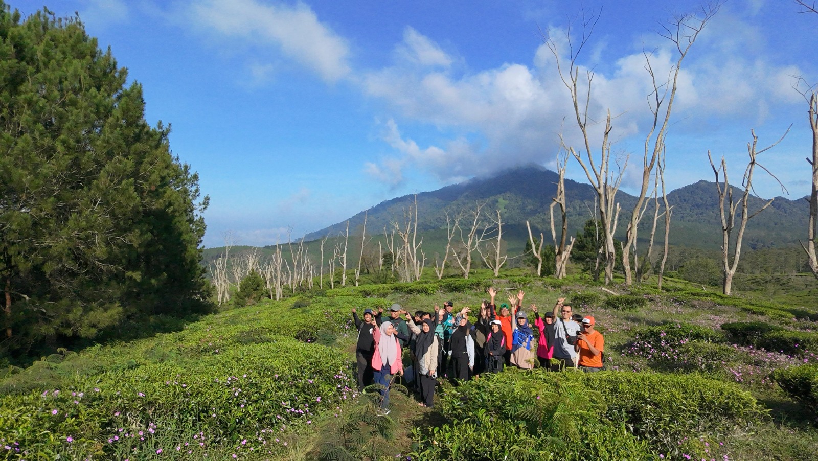 Puluhan Remaja LDII Hiking ke Cihideung, Tebar Semangat dan Silaturahim