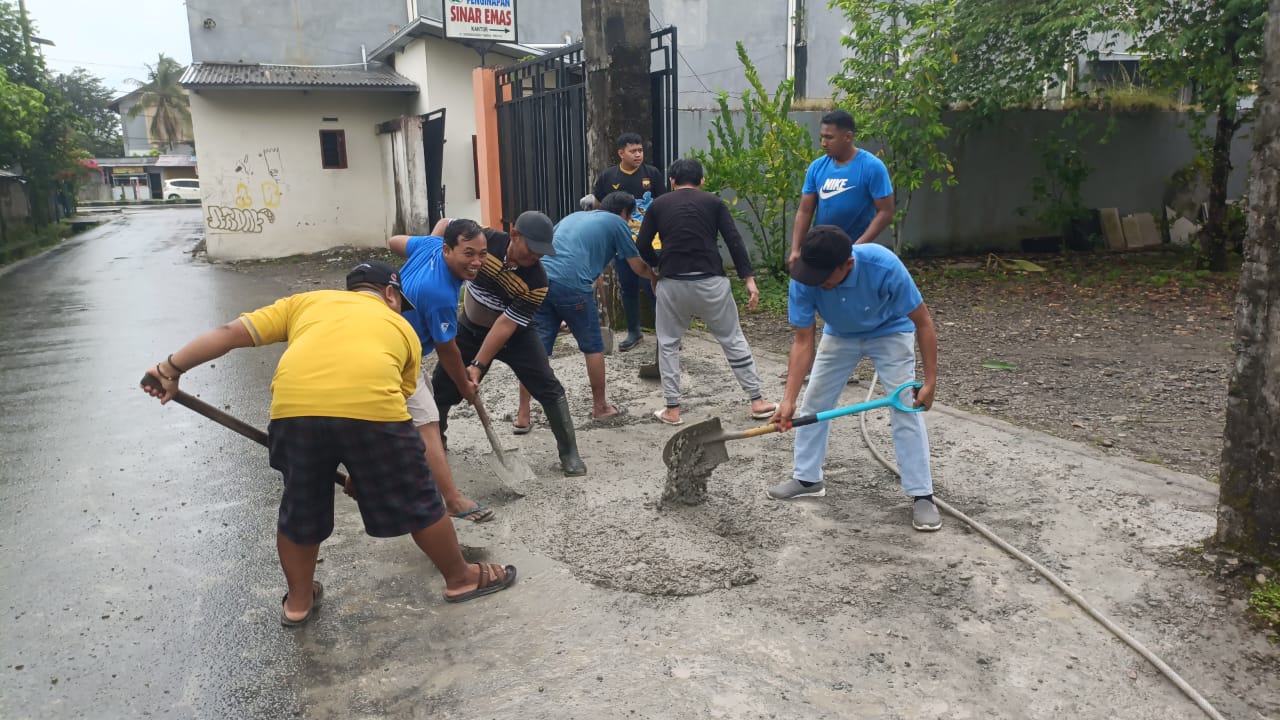 Jelang Idul Adha, LDII Timika Bersihkan Masjid dan Perbaiki Jalan Warga