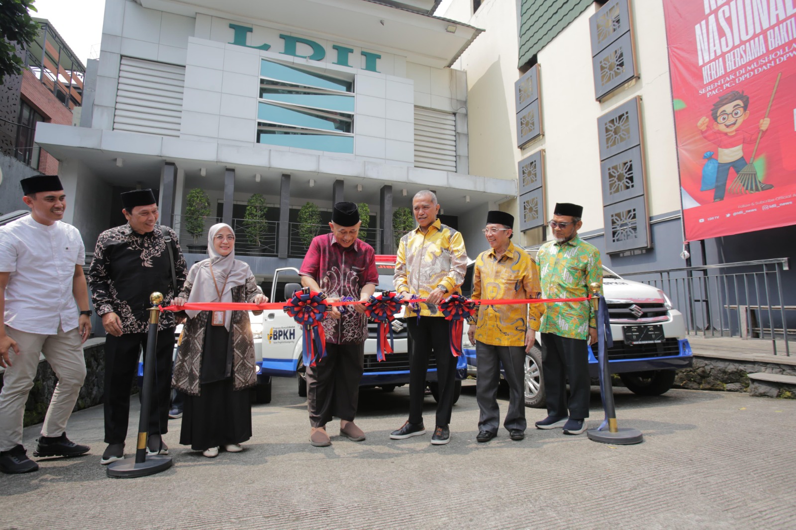 Komisi VIII DPR Serahkan Mobil Kemaslahatan ke LDII dan Lembaga Mitra