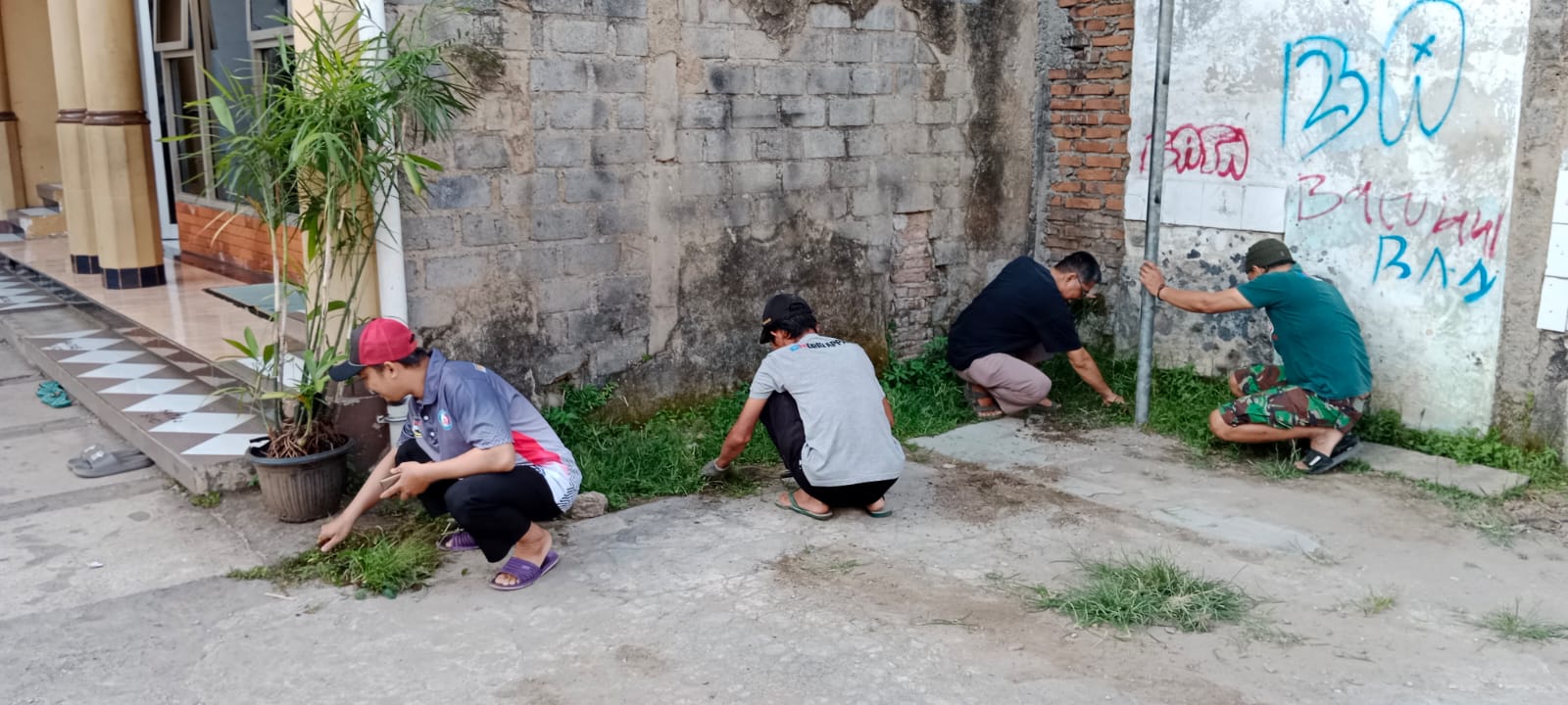 LDII Batujajar Gotong Royong Sambut HUT RI, Lingkungan Bersih Terjaga