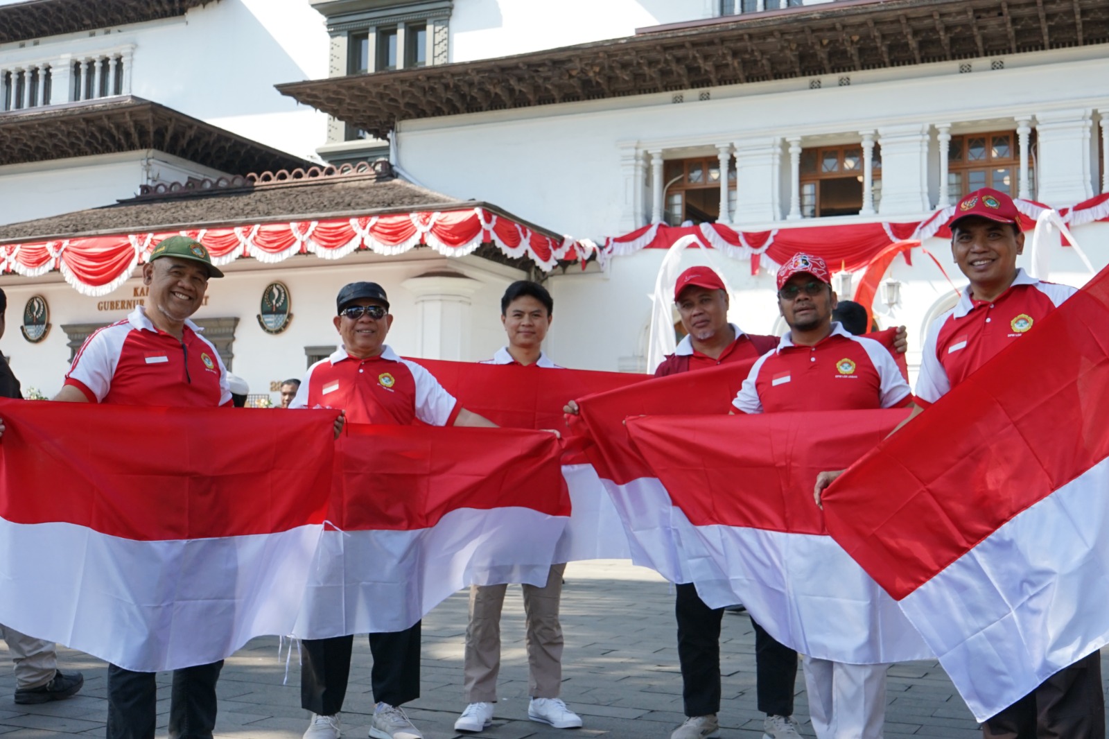 LDII Jawa Barat Meriahkan HUT RI, Hadiri Pembagian Bendera Merah Putih