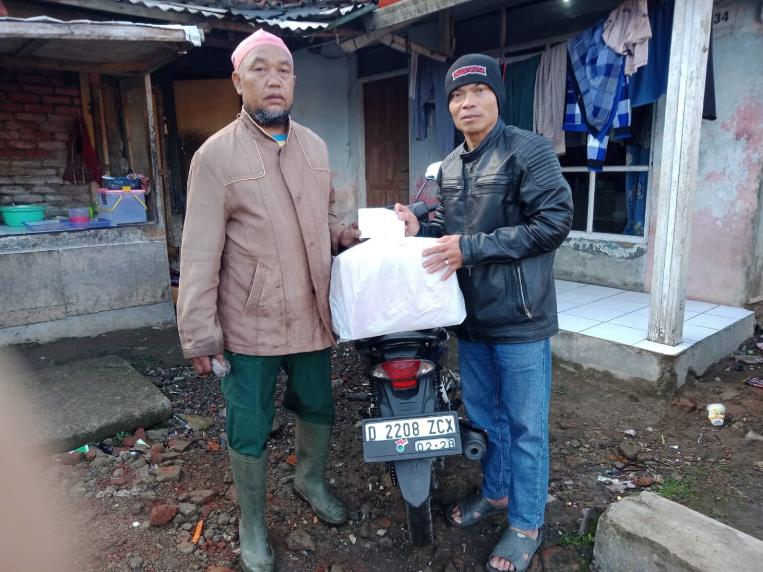 LDII Margamekar Bantu Korban Kebakaran dengan Sembako dan Uang Tunai