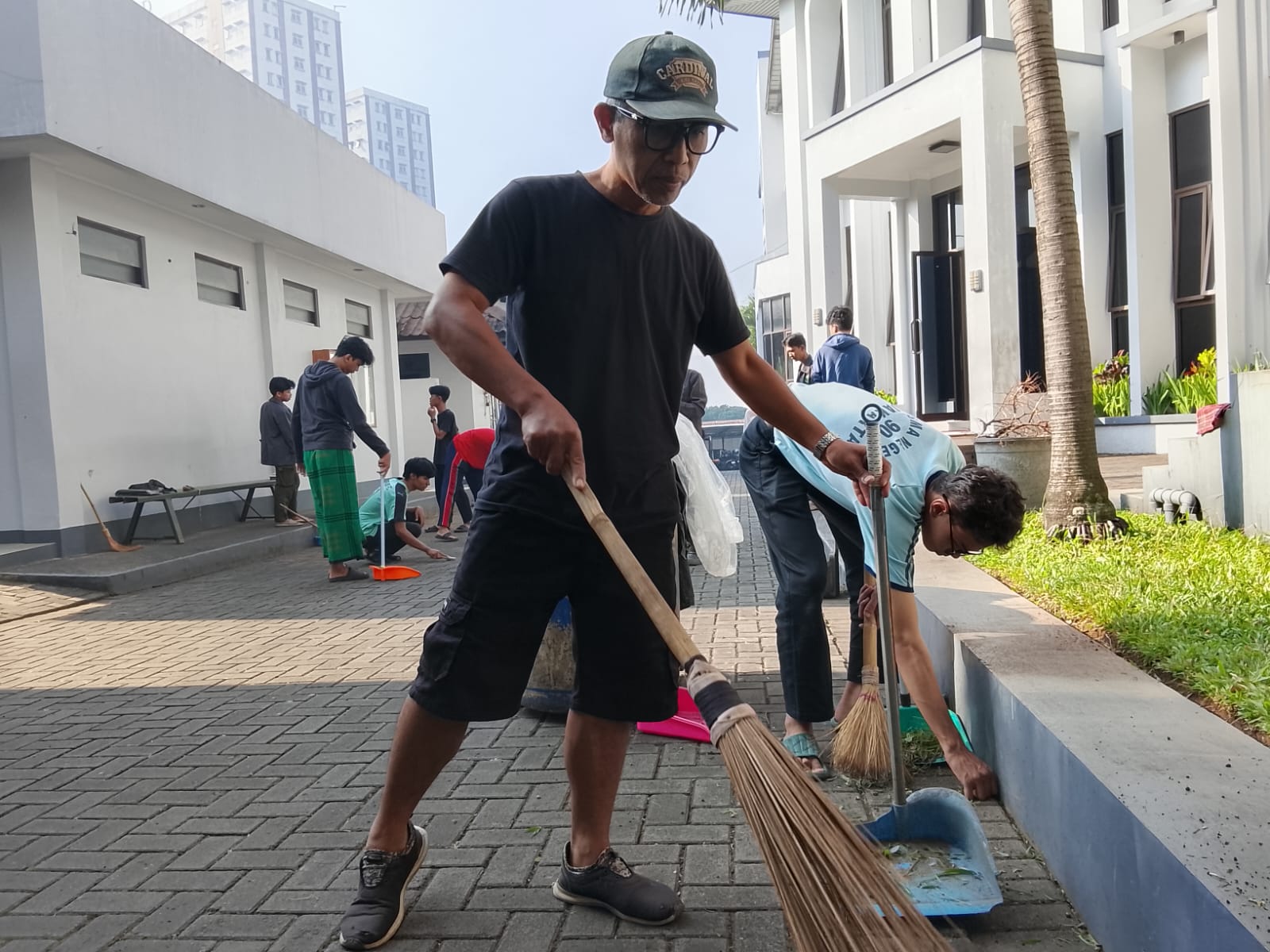 Sambut Kemerdekaan, LDII Ajak Warga Gotong Royong Bersihkan Lingkungan