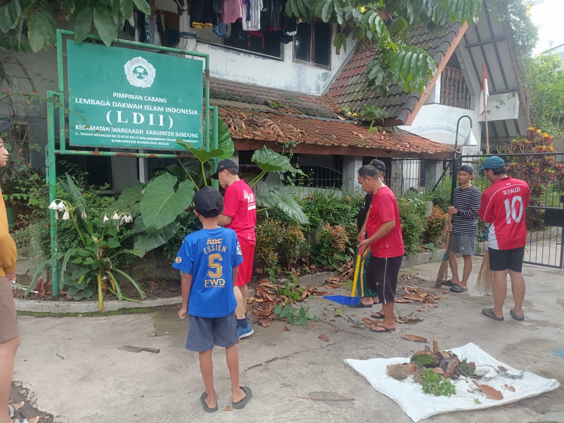 Kerja Bakti Warga LDII Margaasih Perkuat Sinergi dan Semangat Kebersamaan Warga