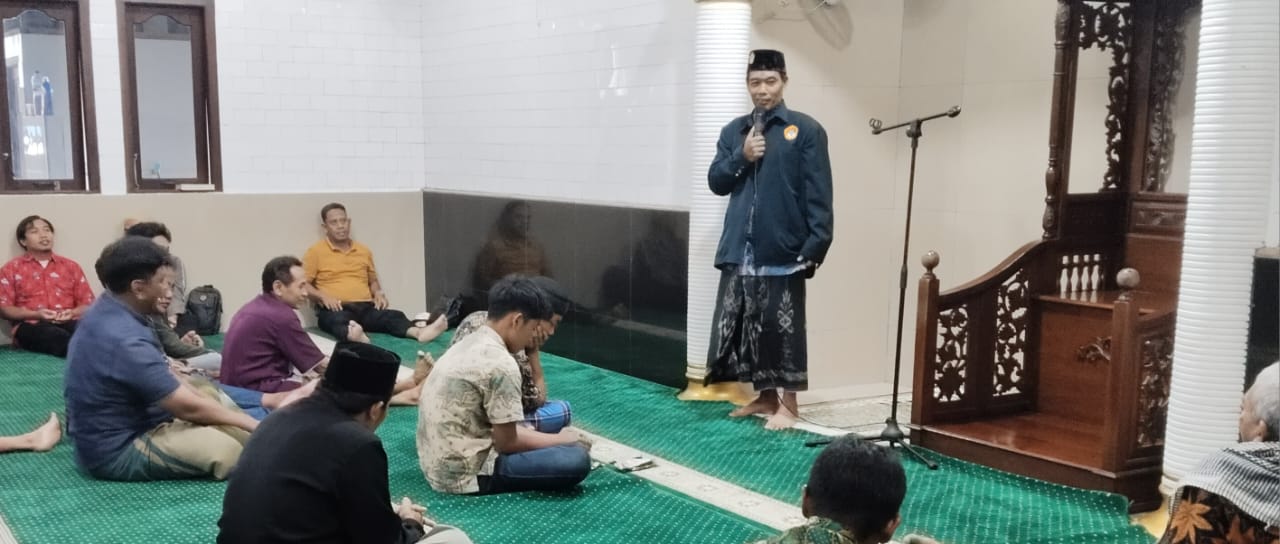 Ketua DKM Ainil Yaqin Achmadun Ceramah Shalat Jumat
