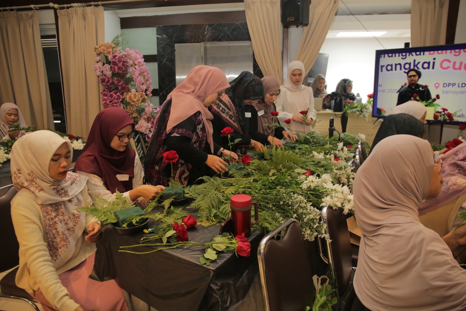Belajar Merangkai Bunga, Generasi Muda LDII Rintis Peluang Usaha ...
